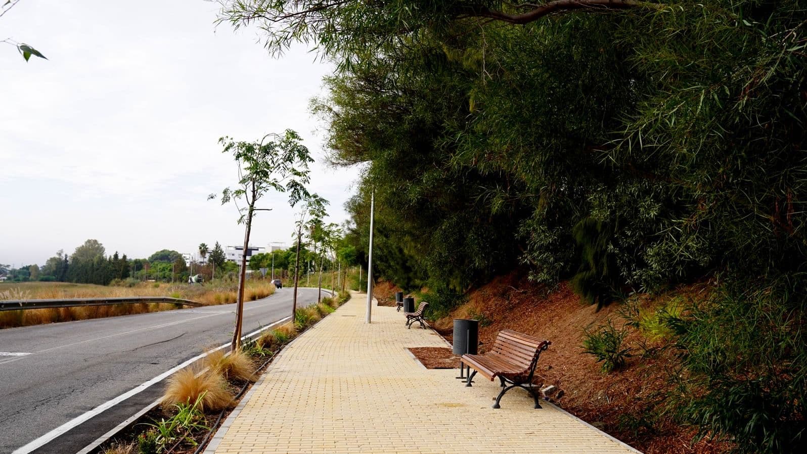 El Ayuntamiento finaliza las obras que han dotado de 2,3 kilómetros de acerado a la carretera de Benahavís, en el tramo urbano de Estepona