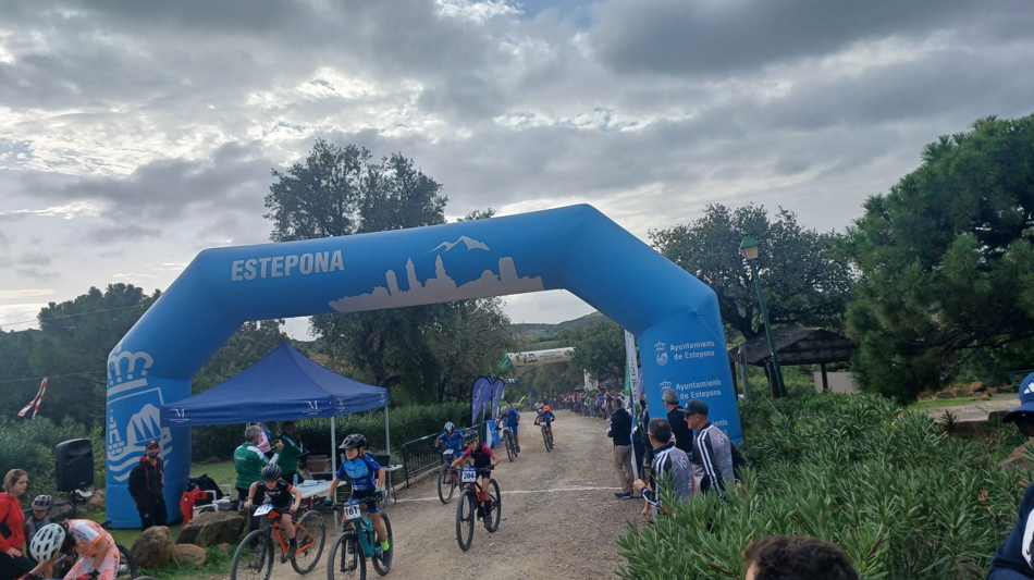 Casi un centenar de jóvenes deportistas participaron el domingo en la última prueba del XXVI Circuito Provincial de Ciclismo Diputación de Málaga de Escuelas