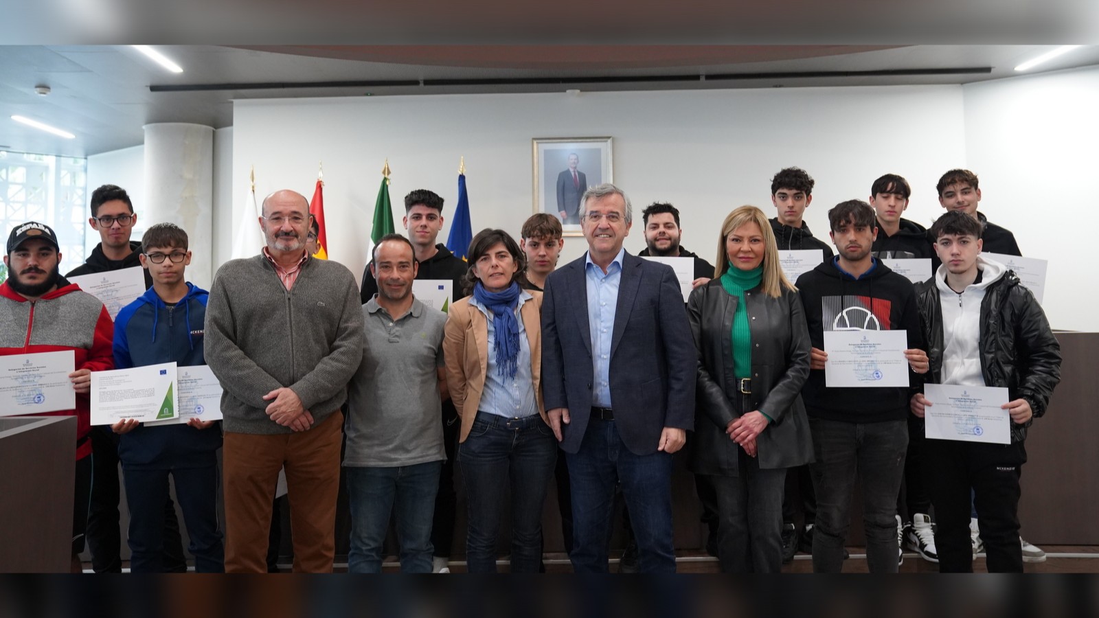 El Ayuntamiento entrega los diplomas a los jóvenes que han participado en la última edición de los talleres gratuitos de ‘Jardinería’, y ‘Electricidad, Fontanería y Albañilería’