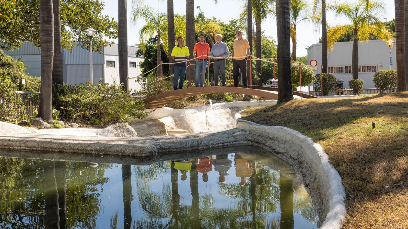 El Ayuntamiento mantiene el agua de dos estanques para preservar la fauna existente en sus parques