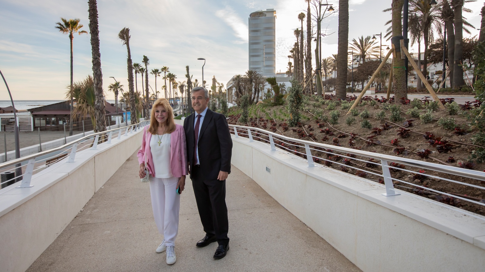 Foto El alcalde de Estepona y la baronesa Carmen Thyssen-Bornemisza visitan el centro expositivo del Mirador del Carmen