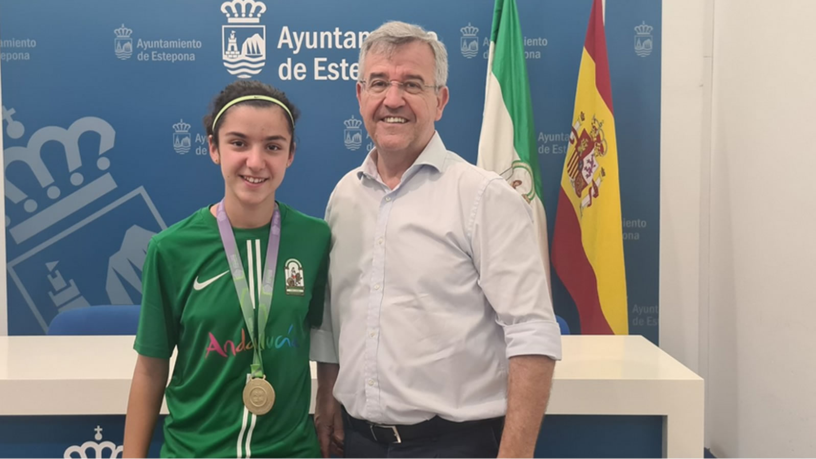 Foto Fotonoticia: El alcalde de Estepona, José María García  Urbano ha recibido hoy a Paula Rodríguez, que se ha proclamado Campeona de España de fútbol sala en categoría infantil formando parte de la Selección Andaluza de este deporte