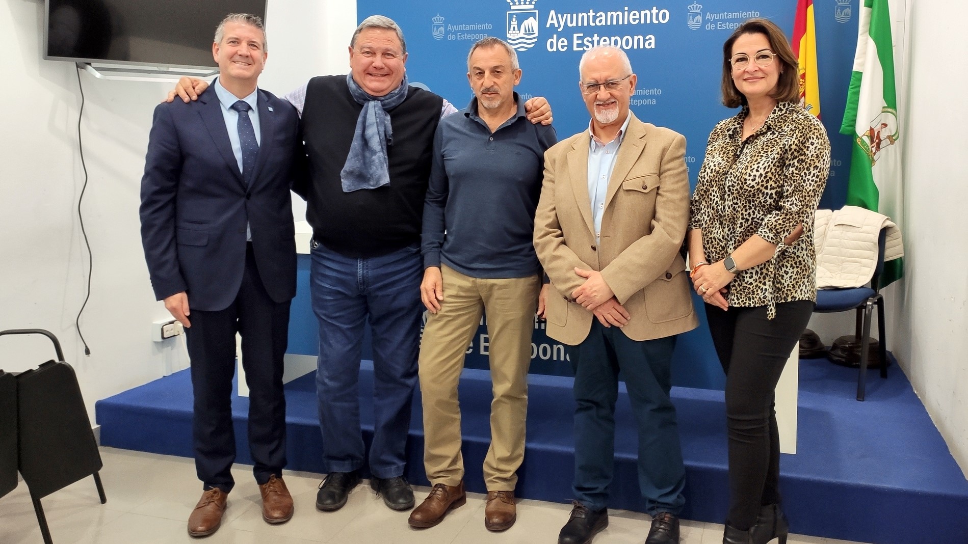 Foto El Ayuntamiento y Achima colaboran para que las playas de Estepona sean espacios cardioprotegidos con desfibriladores