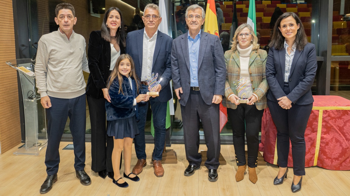 Foto El Ayuntamiento reconoce a la Asociación Paula y la Fábrica de Médula y a la empleada municipal Maite Rodríguez en los XIX Premios ‘Estepona Social y Solidaria’