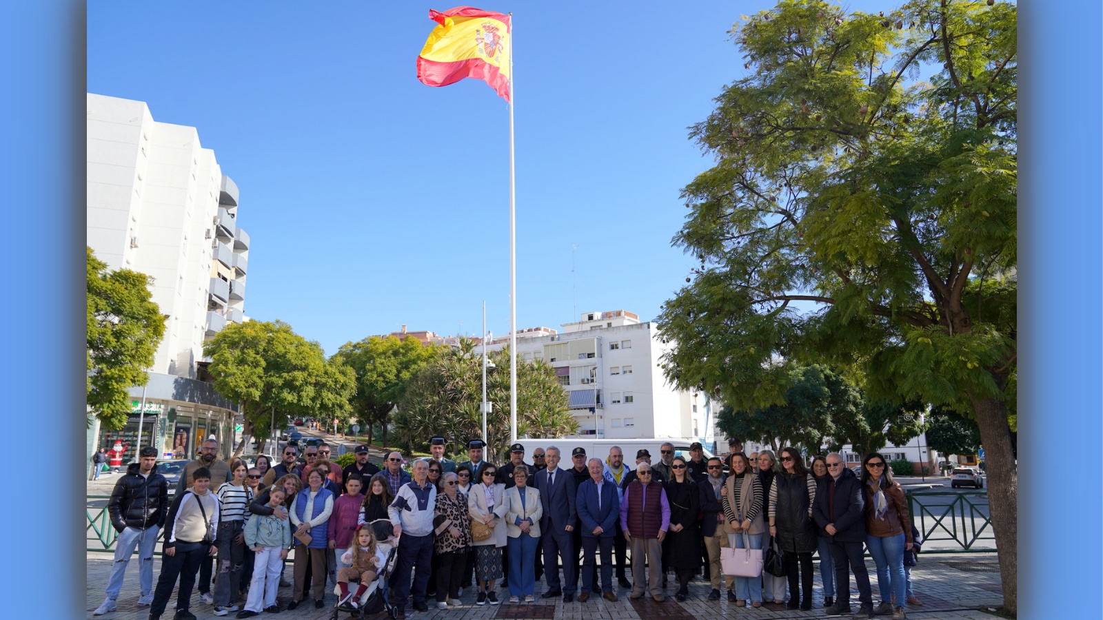 Foto  Fotonoticia: El Ayuntamiento iza la bandera de España en la avenida Andalucía en defensa de los valores constitucionales