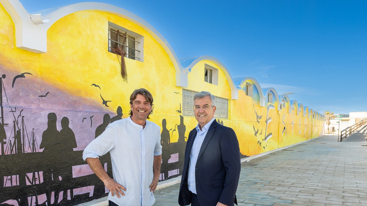 Foto El Ayuntamiento embellece el Puerto Pesquero de Estepona con un mural artístico de 420 metros cuadrados