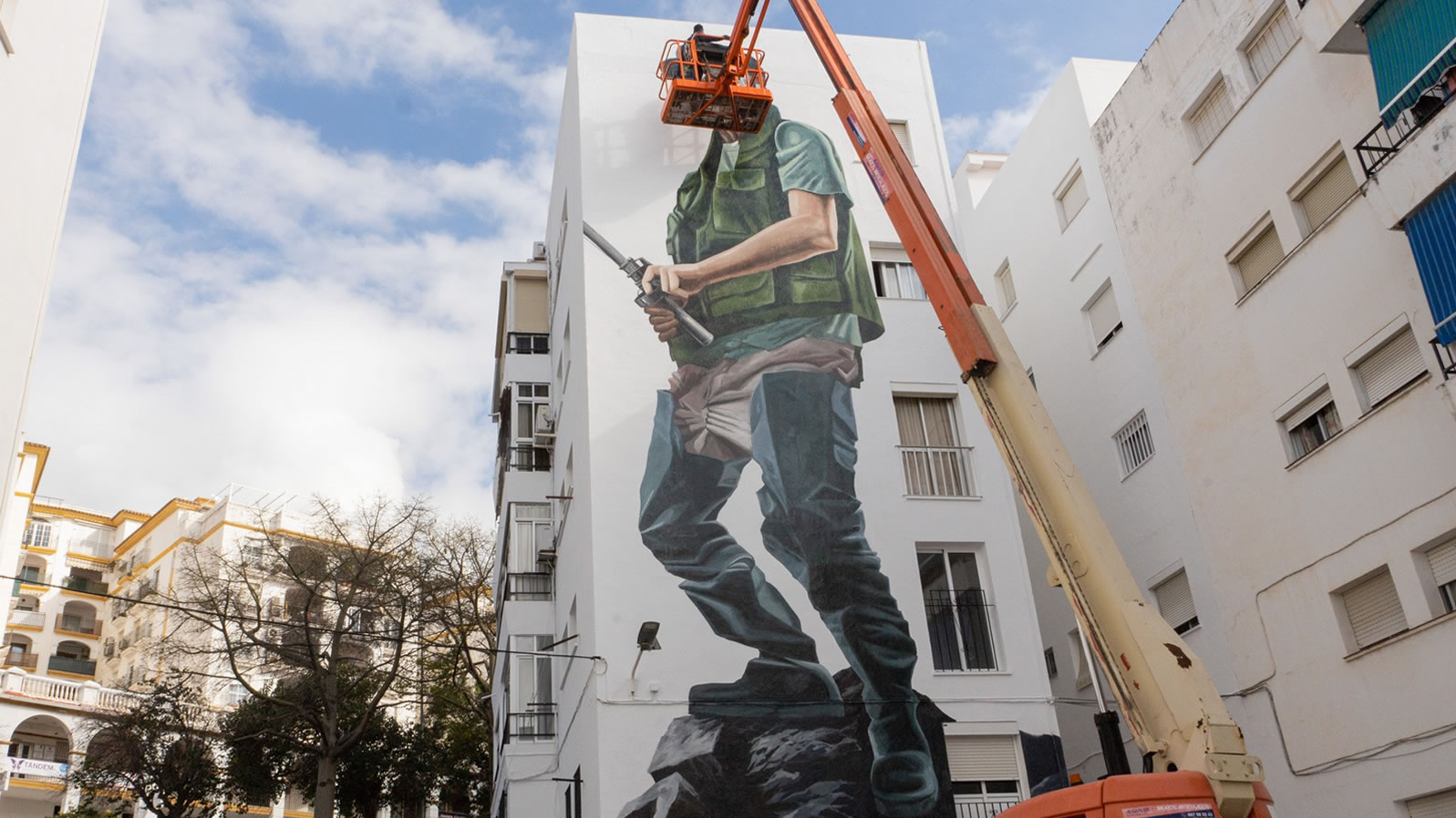 Foto El Ayuntamiento de Estepona restaura uno de los murales artísticos de mayores dimensiones de España