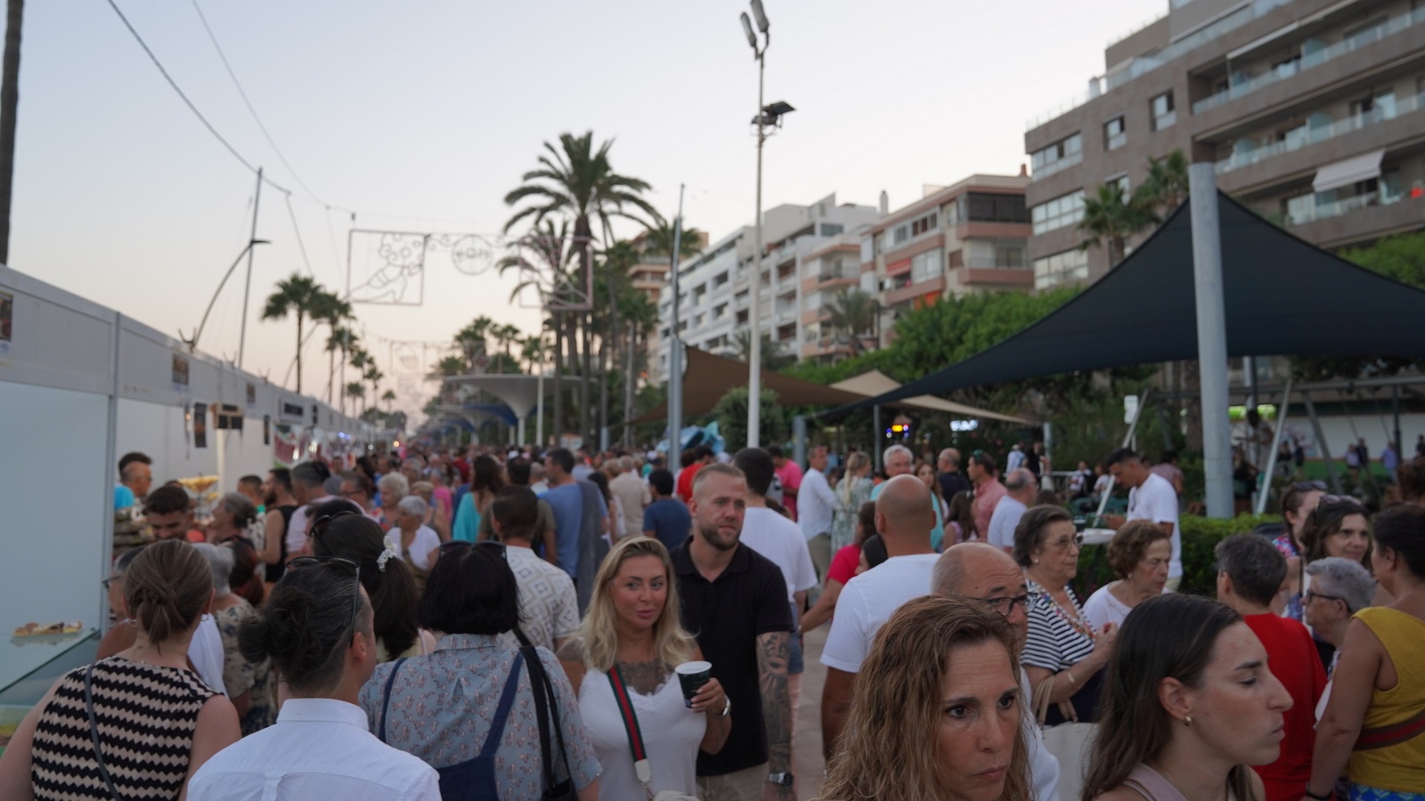 Foto Miles de personas asisten a la inauguración del IX Certamen Mundial del Jamón ‘Ciudad de Estepona’