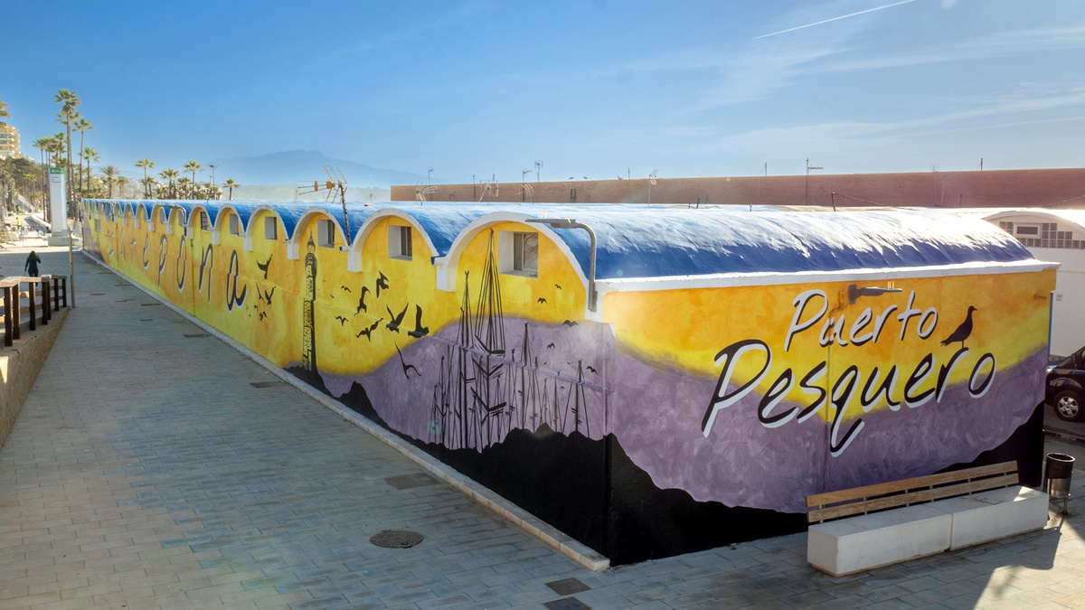 Foto El Ayuntamiento embellece el Puerto Pesquero de Estepona con un mural artístico de 420 metros cuadrados